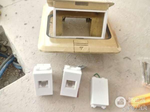 家里电脑的线怎么插在墙上(墙面和地插网线怎么接线)