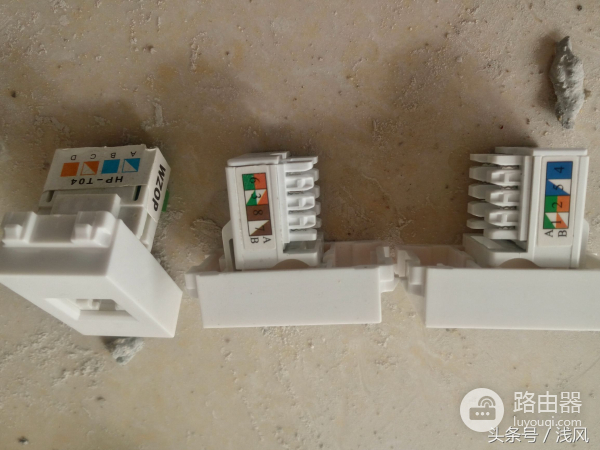 家里电脑的线怎么插在墙上(墙面和地插网线怎么接线)