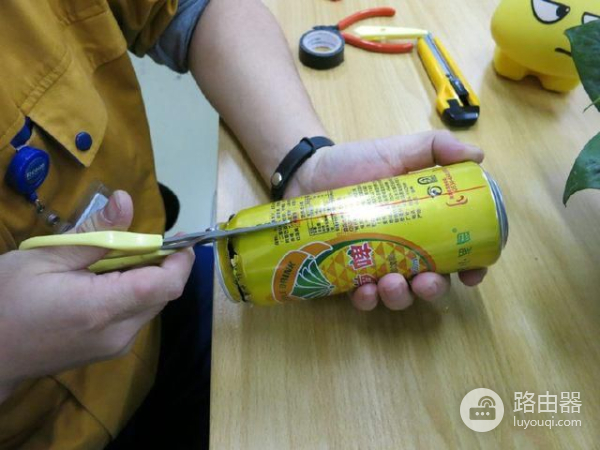 如何用易拉罐使路由器变快(路由器网速慢,用易拉罐这样做,手机无线信号立刻满格)