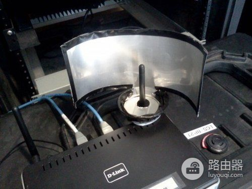 如何用易拉罐使路由器变快(路由器网速慢,用易拉罐这样做,手机无线信号立刻满格)