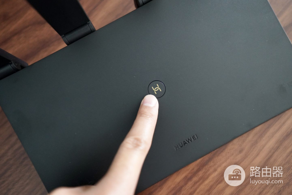 华为三台路由器组网(华为路由AX3 Pro组网实测 穿多堵墙后的楼道里面信号很强)