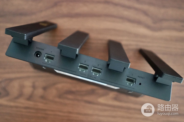 华为三台路由器组网(华为路由AX3 Pro组网实测 穿多堵墙后的楼道里面信号很强)