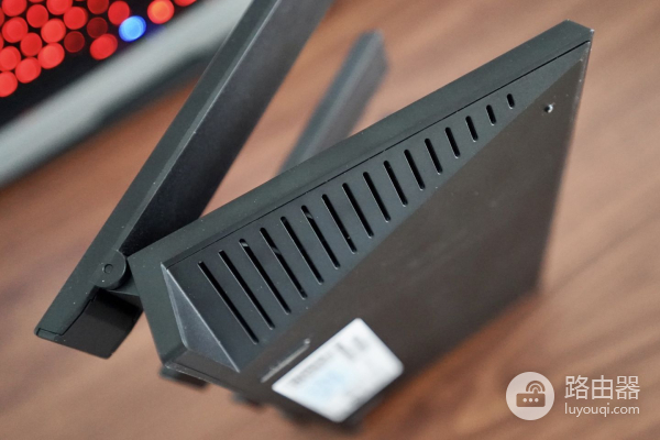 华为三台路由器组网(华为路由AX3 Pro组网实测 穿多堵墙后的楼道里面信号很强)