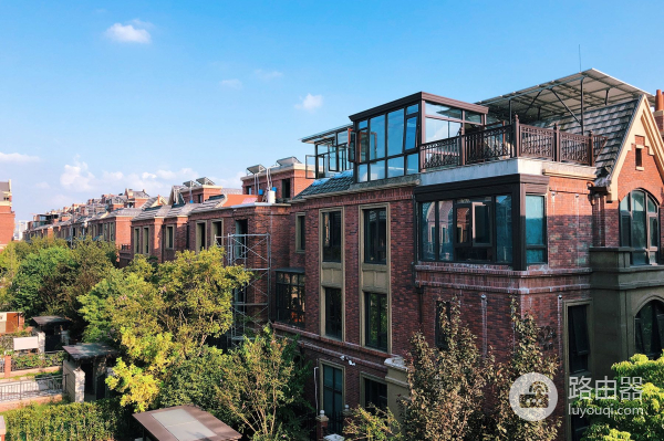 别墅怎么用路由器组网(500平别墅无缝漫游:两套领势Velop AC6600路由器WiFi组网实战)