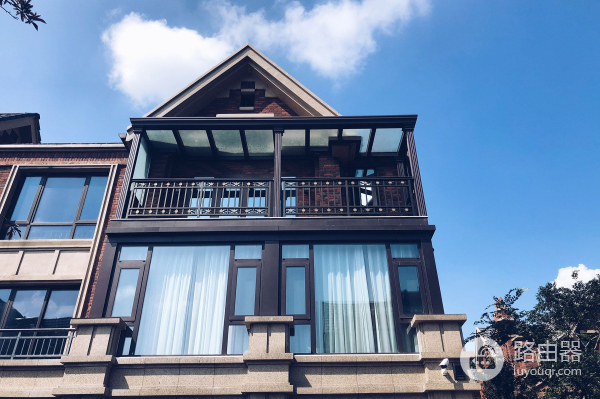 别墅怎么用路由器组网(500平别墅无缝漫游:两套领势Velop AC6600路由器WiFi组网实战)