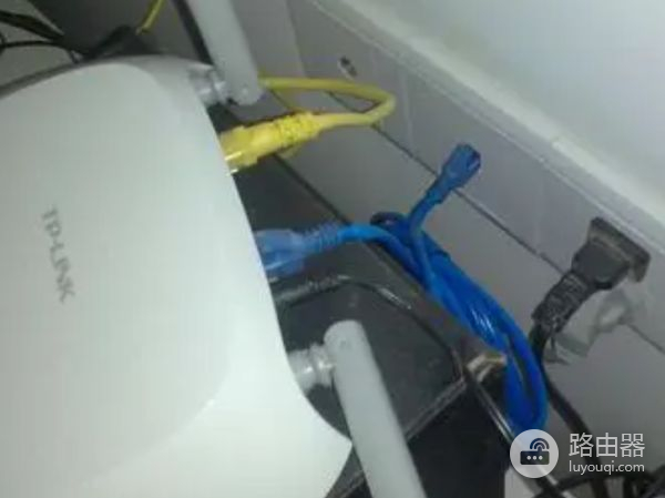 路由器在客厅卧室信号差怎么办(客厅想安装路由器但信号不好)