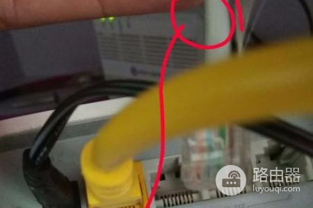 多个路由器如何用同一个SSID名称(两个路由器一个网怎么使用)