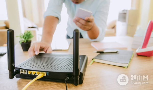 路由器贴一个创可贴,太厉害了,网速提升好几倍,看看回家试一试