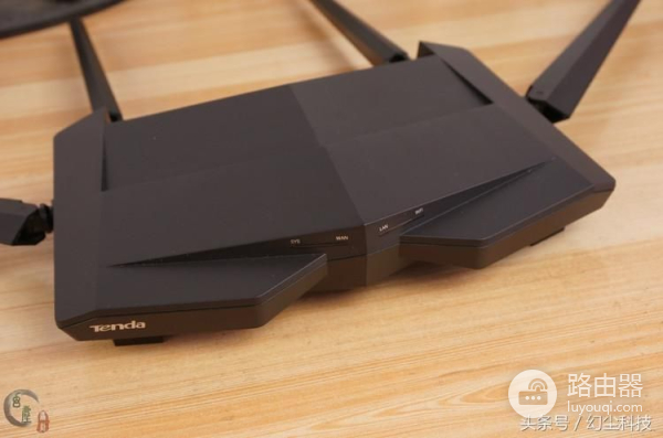 AC9之后,腾达又推出了一款AC10路由器,看着很诱人