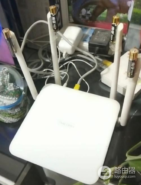家用路由器信号不好,在天线上绑几个电池,真的会增强信号吗?