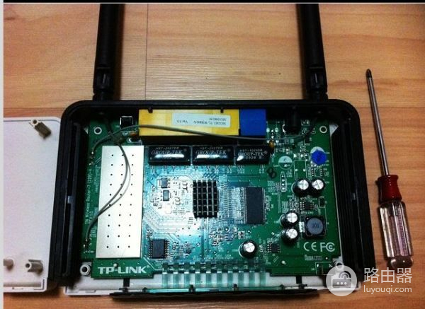 无线路由器怎样接室外天线(无线路由器如何插线)