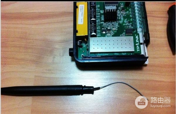 无线路由器怎样接室外天线(无线路由器如何插线)