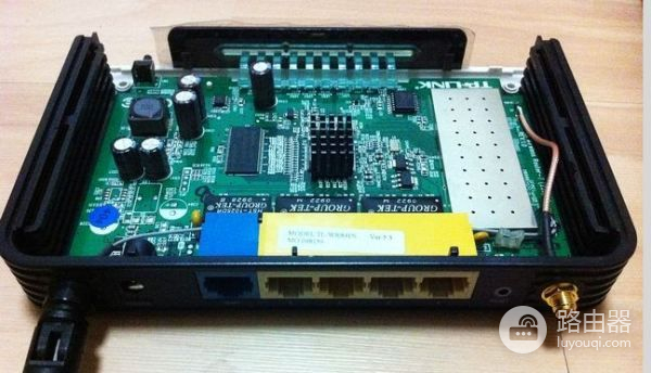无线路由器怎样接室外天线(无线路由器如何插线)