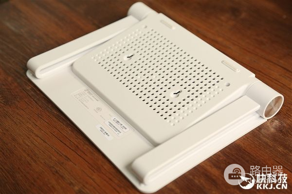 360首款超薄5G路由器图赏:薄如鼠标垫