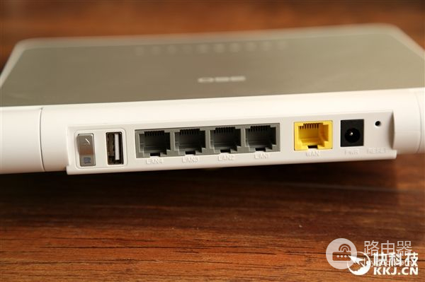 360首款超薄5G路由器图赏:薄如鼠标垫