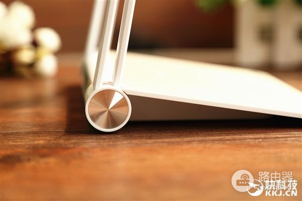 360首款超薄5G路由器图赏:薄如鼠标垫