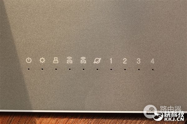 360首款超薄5G路由器图赏:薄如鼠标垫