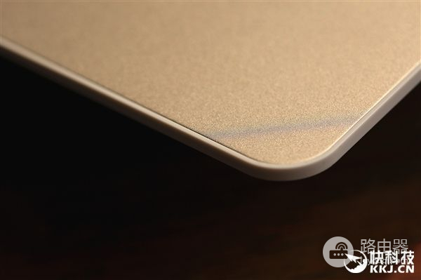 360首款超薄5G路由器图赏:薄如鼠标垫