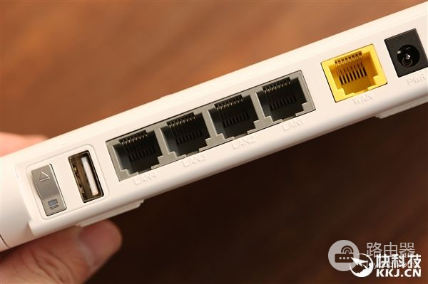 360首款超薄5G路由器图赏:薄如鼠标垫