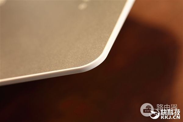 360首款超薄5G路由器图赏:薄如鼠标垫