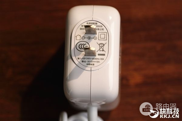 360首款超薄5G路由器图赏:薄如鼠标垫