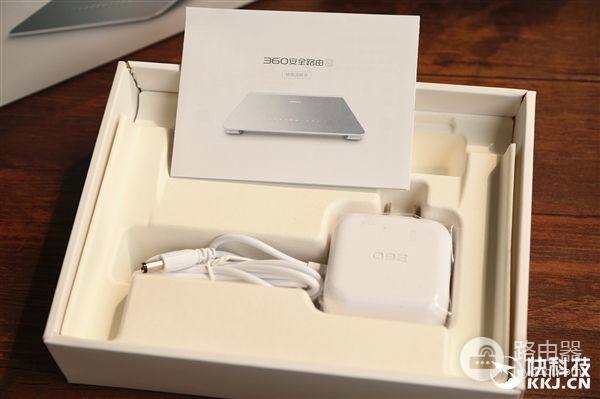 360首款超薄5G路由器图赏:薄如鼠标垫