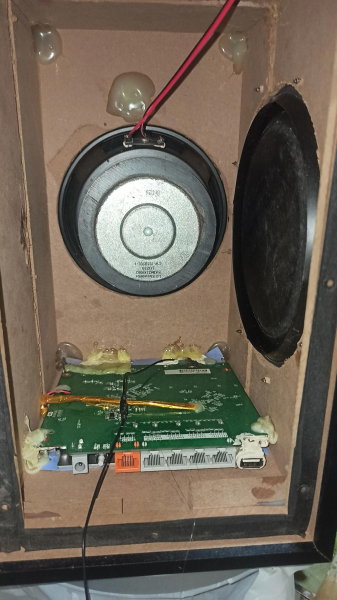 我把路由器装到了低音炮里