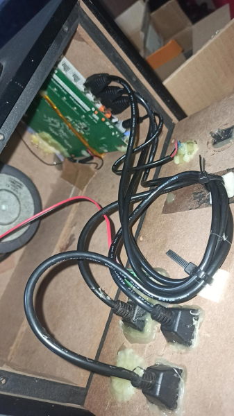 我把路由器装到了低音炮里