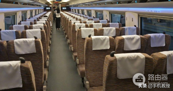 坐高铁总是找不到充电口(高铁上没有充电口?)