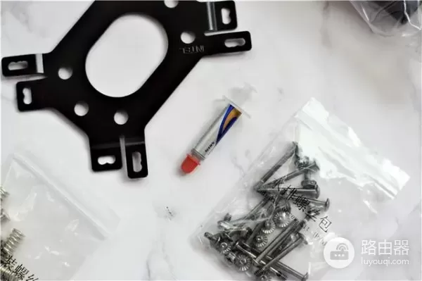 手把手教你装CPU水冷(电脑水冷如何安装)