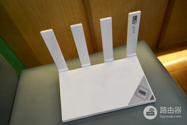 华为路由器三台组网方法(多人多设备怎么快速连WiFi？华为路由AX3 Pro一碰联网)