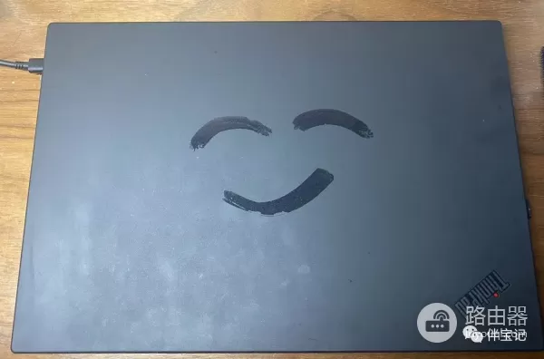 电脑为什么打湿（酒精擦拭）了会变黑呢？