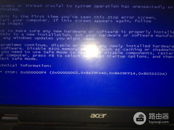 华硕笔记本开机是在现玩XP系统标志后屏幕中间出现蓝屏怎么办（华硕笔记本开机是在现玩XP系统标志后屏幕中间出现蓝屏如何解决）