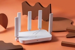 路由器挂在墙上好还是放在桌子上好（路由器挂在墙上好和放在桌子上哪个好）