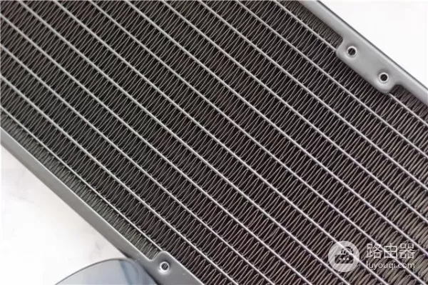 手把手教你装CPU水冷(电脑水冷如何安装)