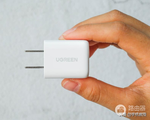 坐高铁总是找不到充电口(高铁上没有充电口?)