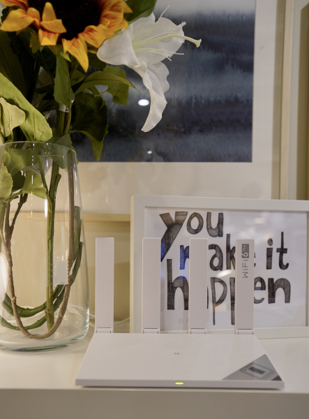 华为路由器三台组网方法(多人多设备怎么快速连WiFi？华为路由AX3 Pro一碰联网)