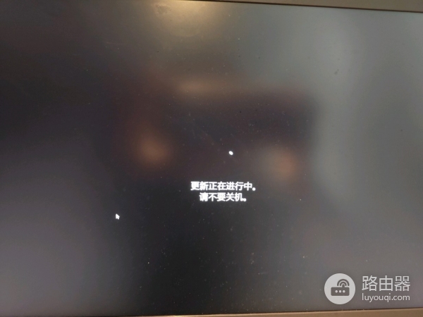 win11设置中显示“你使用的是最新版本”但关机“提示更新正在进心中请不要关机”怎么办？