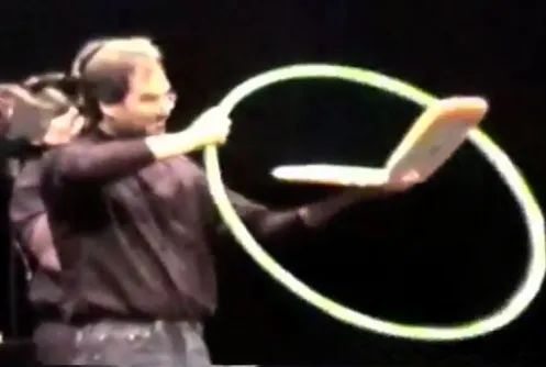 乔布斯演示iBook G3的“无线”魔法,他将其命名为“AirPort”