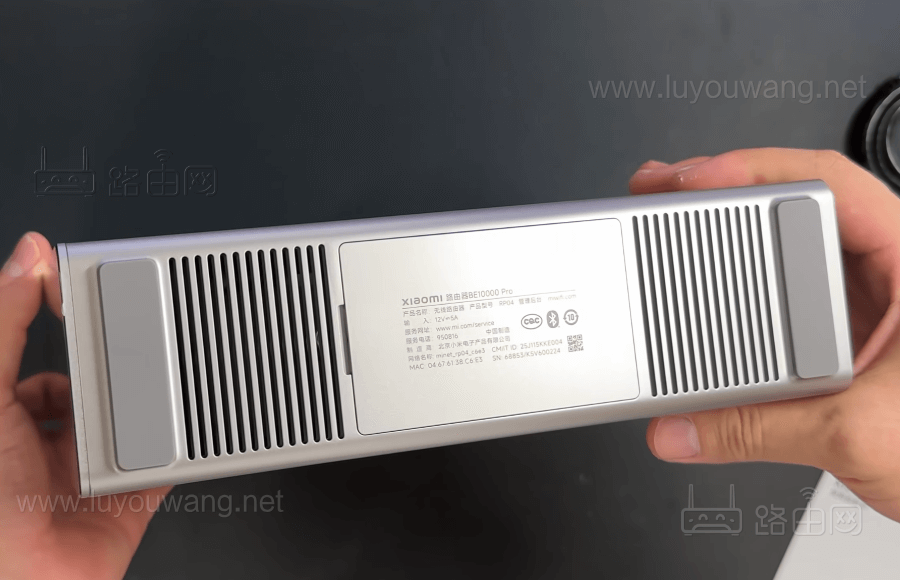 小米新款旗舰 Wi-Fi 7 路由器 BE10000 Pro 简单开箱拆机评测